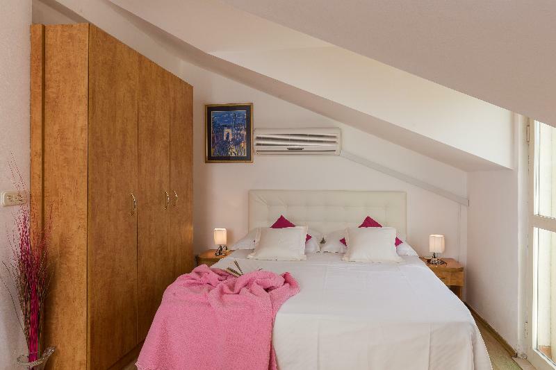 Carol Royal Apartment *